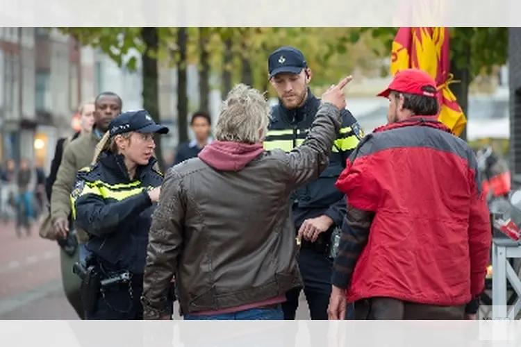 Automobilist rijdt in Dordrecht op in op mannen, politie zoekt foto’s en films
