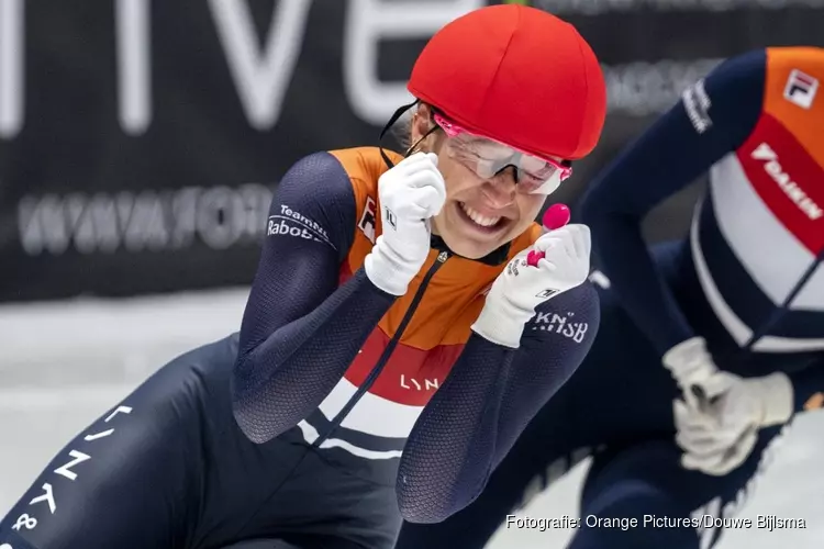 Schulting pakt ook goud op 500 meter en eert Lara van Ruijven. Brons voor Poutsma