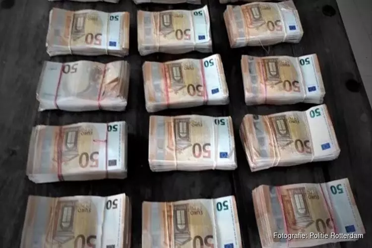 Ruim 150.000 euro en twee vuurwapens aangetroffen in onderzoek naar spookbewoning Barendrecht