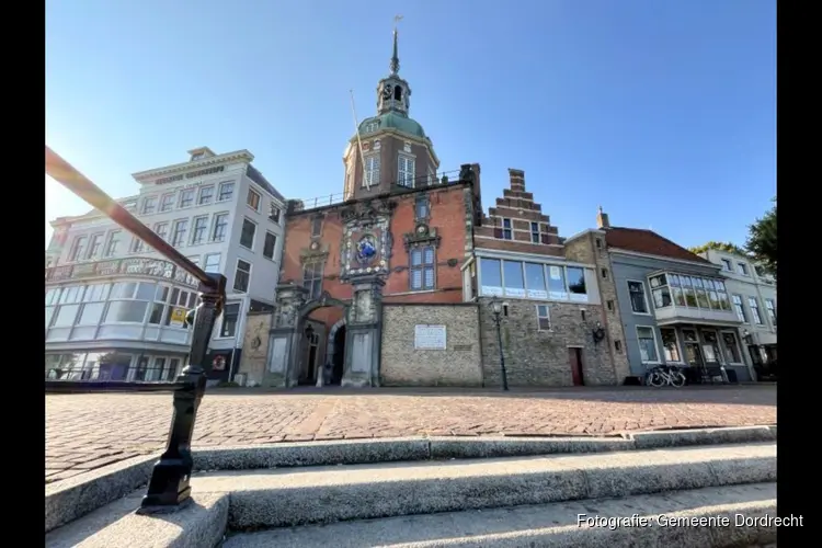 Klok van de Groothoofdspoort werkt weer